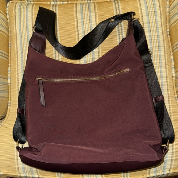 Stylish SIMONS nylon shoulder bag in deep plum. Converts to backpack. Very clean - Picture 2 of 7